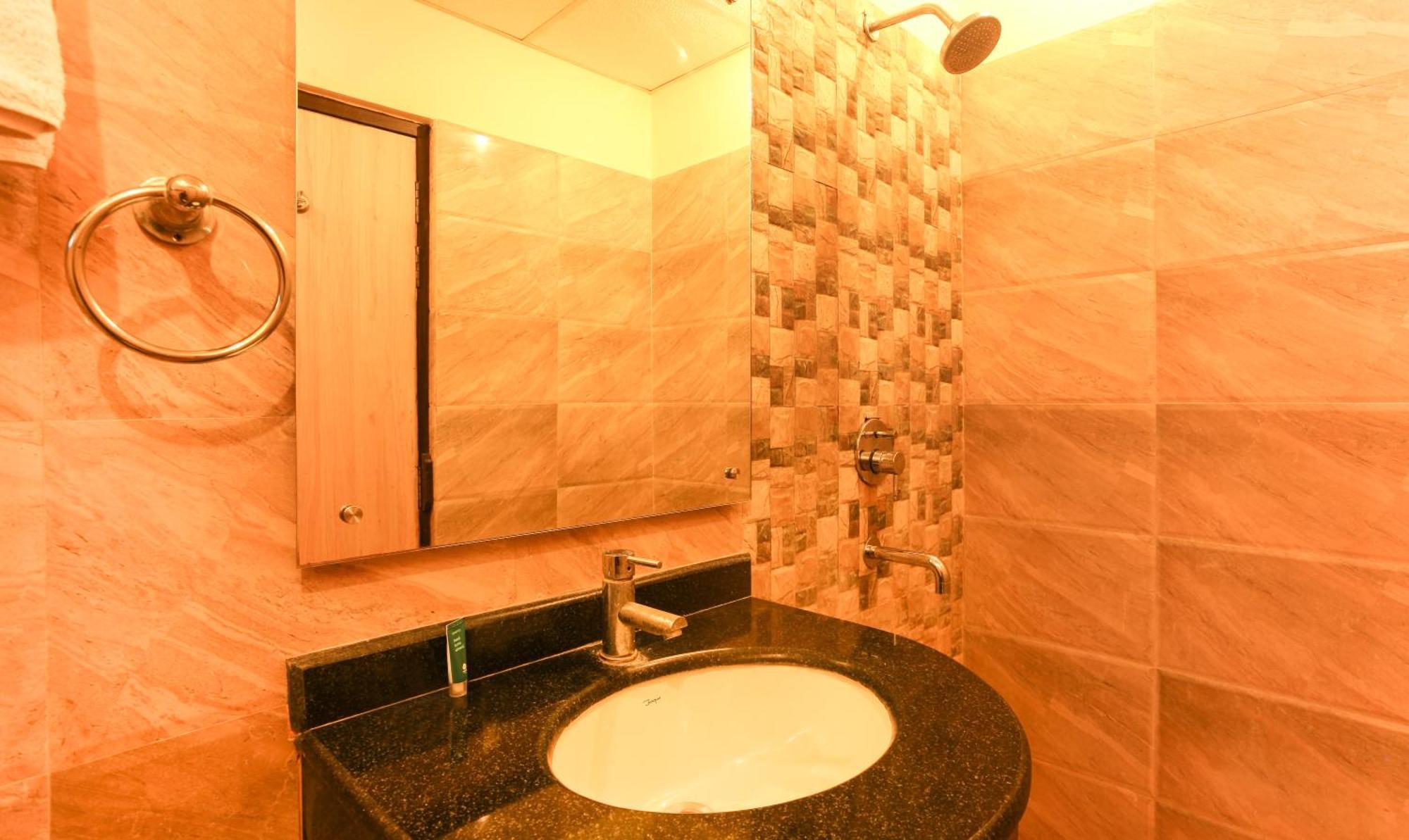 Hotel Janki International Sigra 2 Km From Kashi Vishwanath Temple バラナシ エクステリア 写真
