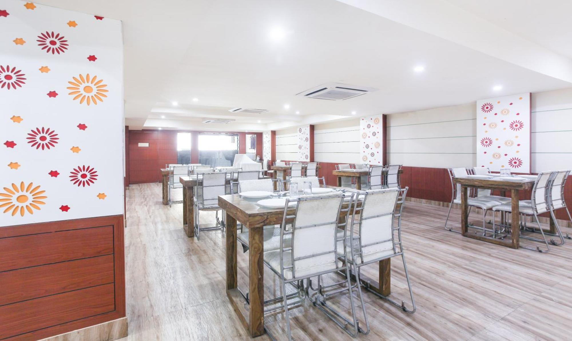 Hotel Janki International Sigra 2 Km From Kashi Vishwanath Temple バラナシ エクステリア 写真